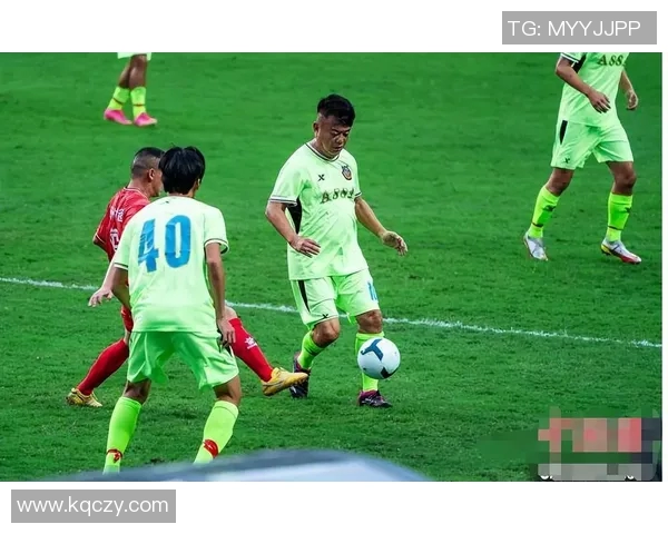 足球明星与七匹狼携手合影展现激情与友谊的精彩瞬间